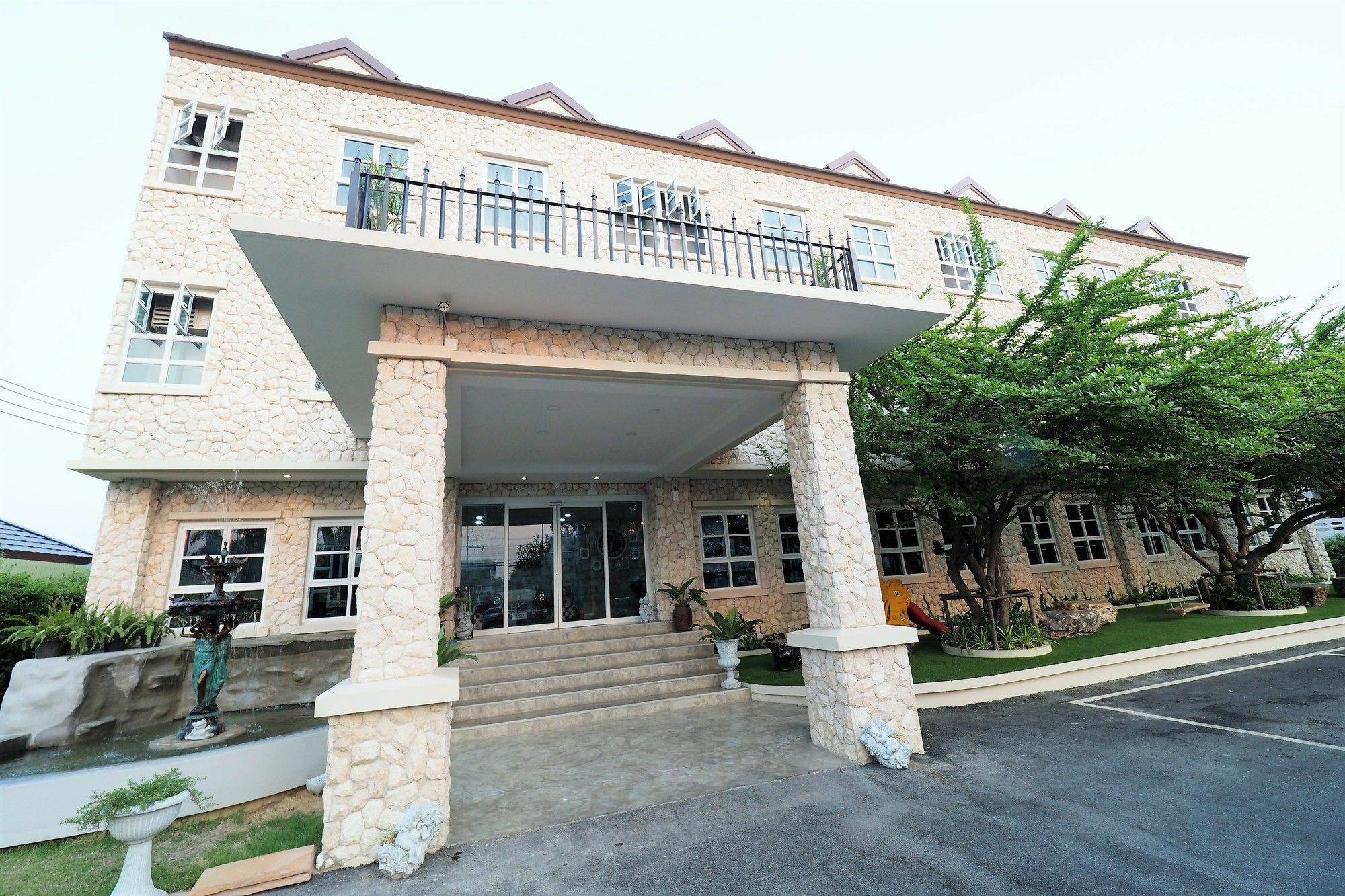 Hotel Piccolo House Suphanburi Esterno foto